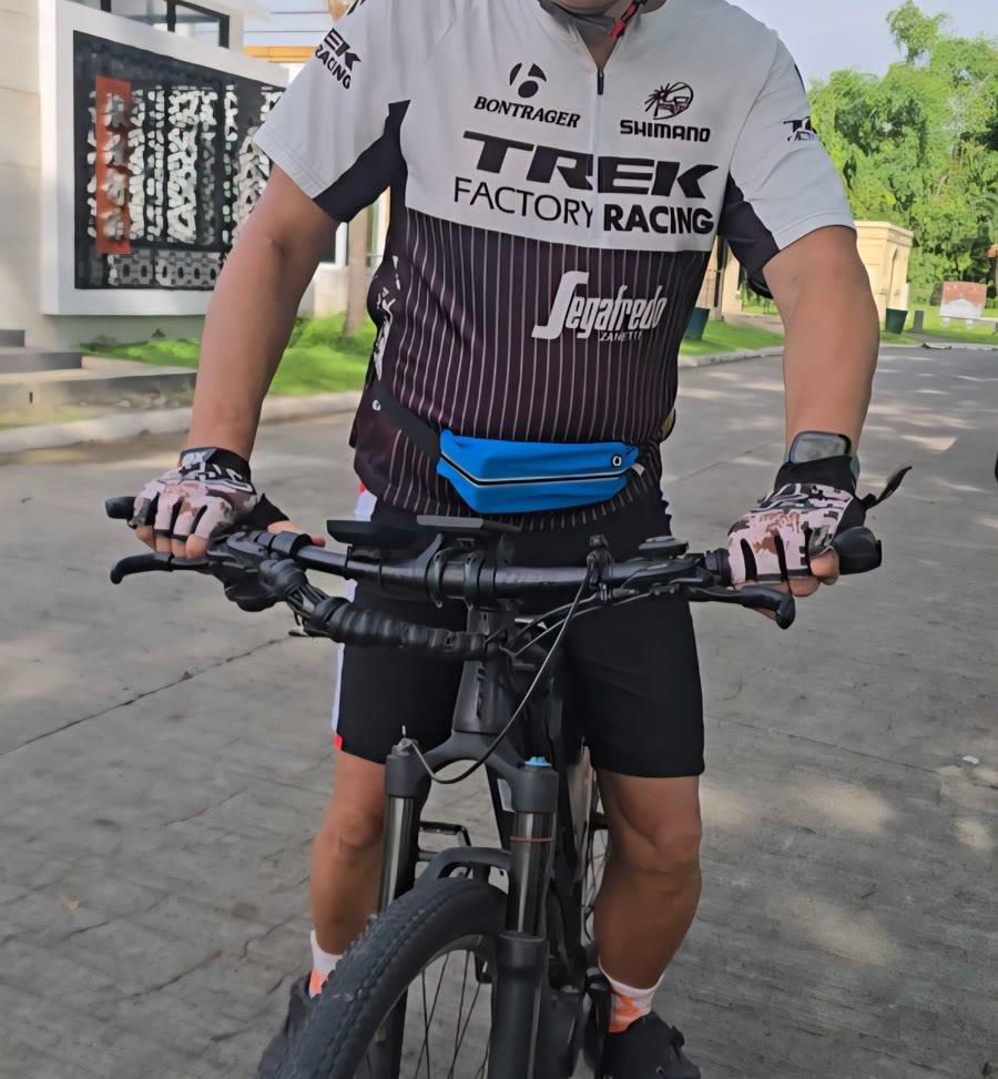 Liam O. wearing the TappWoo belt while moving.